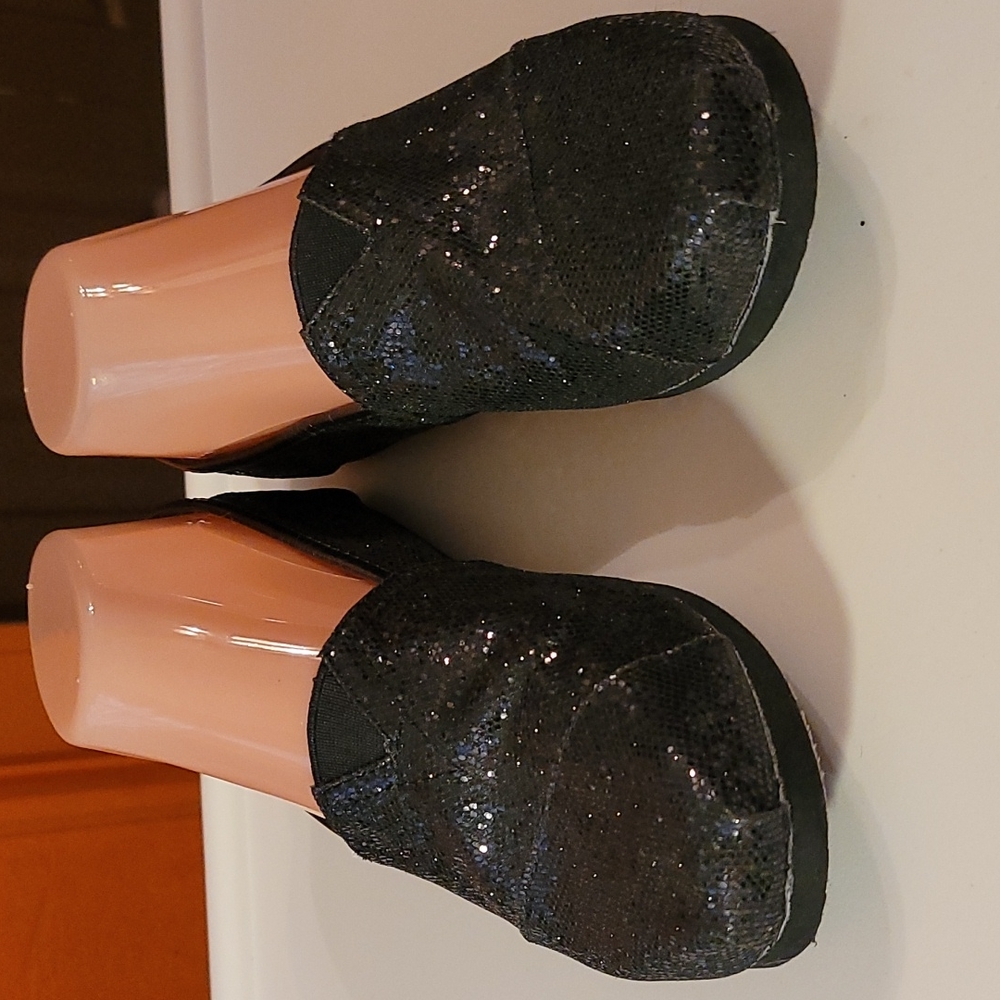 Toms girls black slip on 4Y
